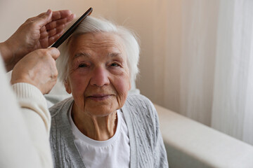 « Le métier de coiffeur pour seniors à Paris »