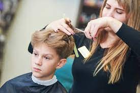 La coupe de cheveux pour enfant