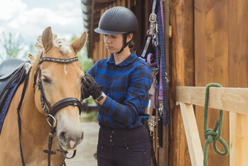 en tant que moniteur d'équitation