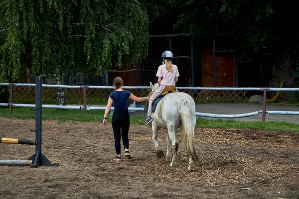 Les défis et les joies du métier de moniteur d’équitation à Paris