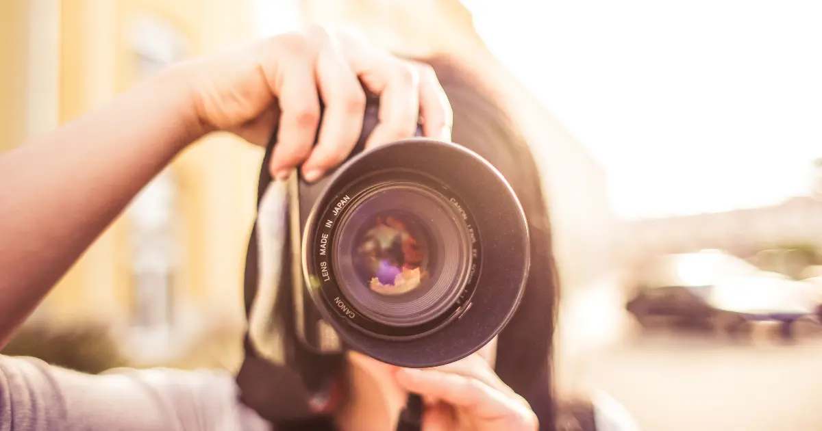 Photographe indépendant en action avec son appareil photo