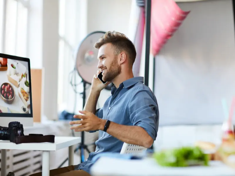 Photographe indépendant échangeant avec un client potentiel